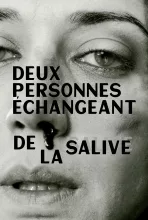 Deux personnes échangeant de la salive