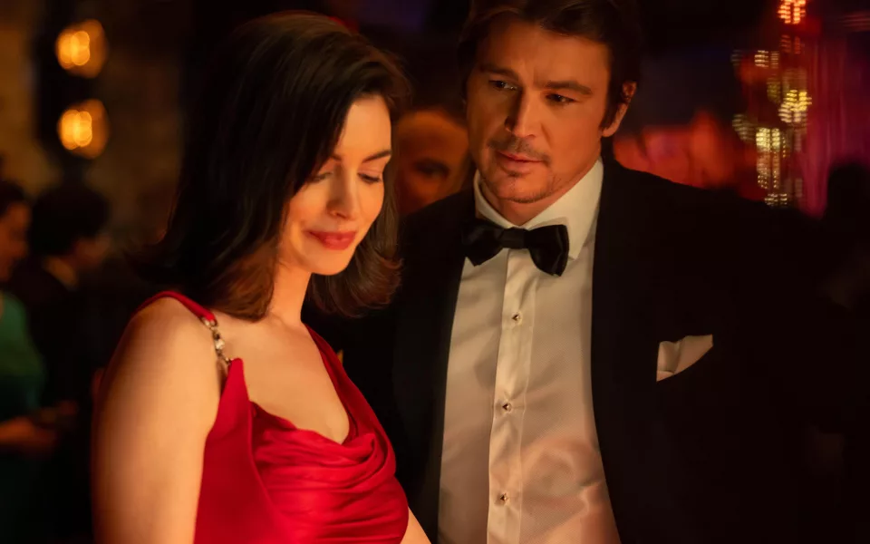 Verity előzetes: Anne Hathaway és Dakota Johnson filmje már most felkavarta a nézőket